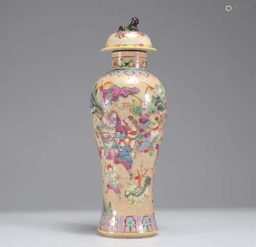 COVERED VASE FROM NANJING DECORATED WITH WARRIORS