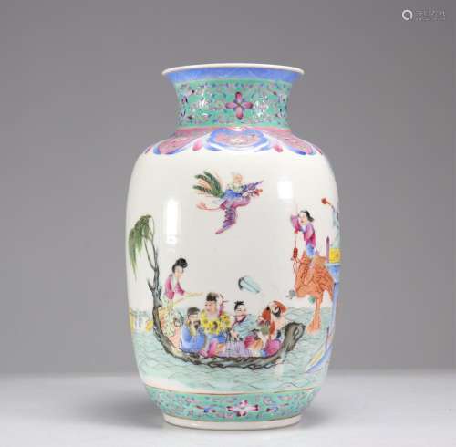 PORCELAIN VASE FAMILLE ROSE DECORATED WITH CHARACTERS