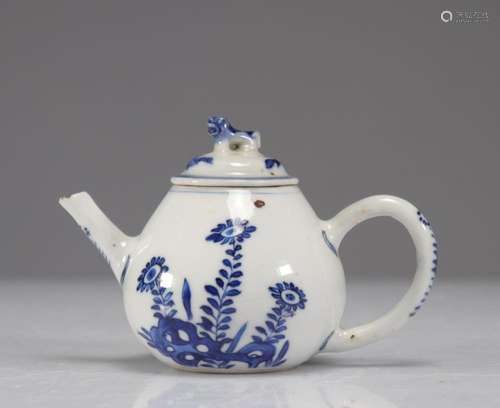 18TH CENTURY BLUE WHITE TEAPOT