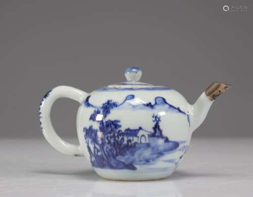 18TH CENTURY BLUE WHITE TEAPOT