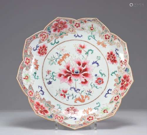 LARGE FAMILY ROSE DISH IN THE SHAPE OF AN 18TH CENTURY LOTUS