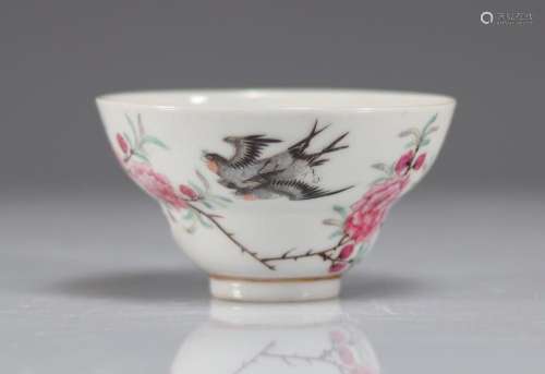 PORCELAIN BOWL FROM THE FAMILLE ROSE DECORATED WITH SWALLOWS