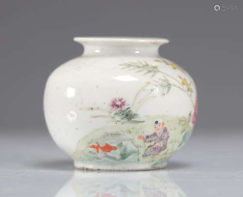 FAMILLE ROSE PORCELAIN VASE WITH FISHERMAN DECOR