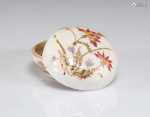 PORCELAIN BOX FAMILLE ROSE DECORATED WITH FLOWERS