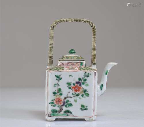 KANGXI FAMILLE VERTE PORCELAIN TEAPOT WITH FLORAL DECORATION