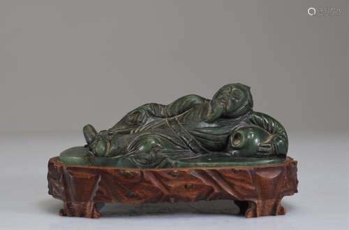 QING PERIOD CARVED SPINACH JADE RECLINING FIGURE