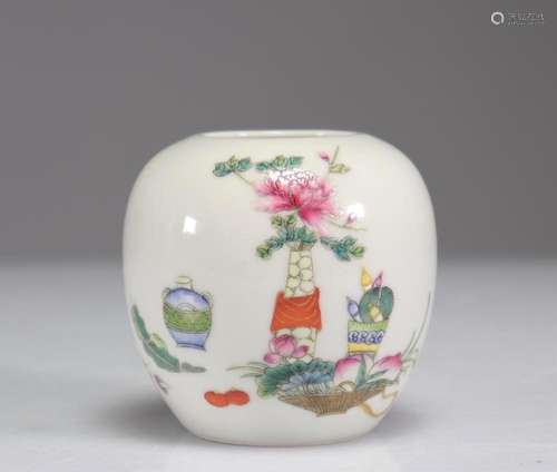 FAMILLE ROSE PORCELAIN VASE, EARLY 20TH CENTURY