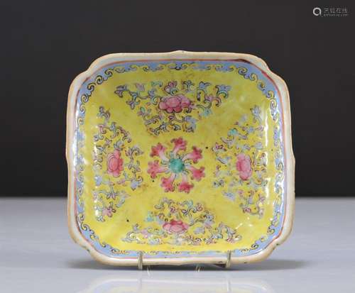 FAMILLE ROSE PORCELAIN DISH WITH YELLOW BACKGROUND