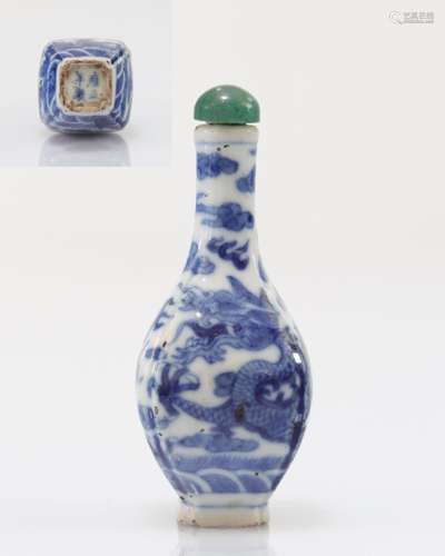 BLUE WHITE PORCELAIN SNUFF BOTTLE DECORATED WITH IMPERIAL DR...