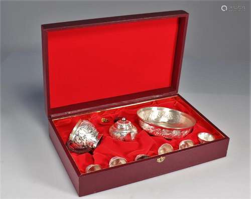 STERLING SILVER TEA SERVICE DECORATED WITH 20TH CENTURY DRAG...