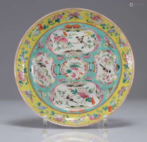 FAMILLE ROSE PLATE DECORATED IN CARTOUCHES