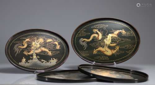 TRAYS (4) IN FUZHOU / FOOCHOW LACQUER DECORATED WITH DRAGONS