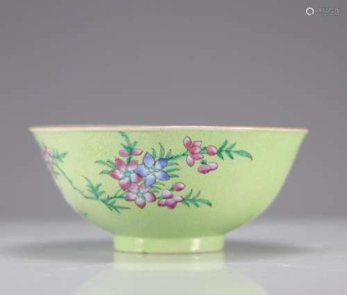 CHINESE FAMILLE ROSE BOWL DECORATED WITH FLOWERS ON A GREEN ...