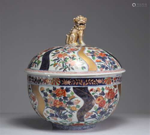 IMPOSING COVERED BOWL IN 18TH CENTURY JAPANESE PORCELAIN