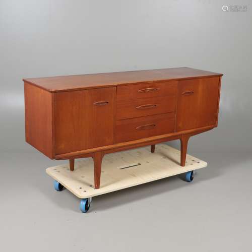 A MID CENTURY TEAK SIDEBOARD.