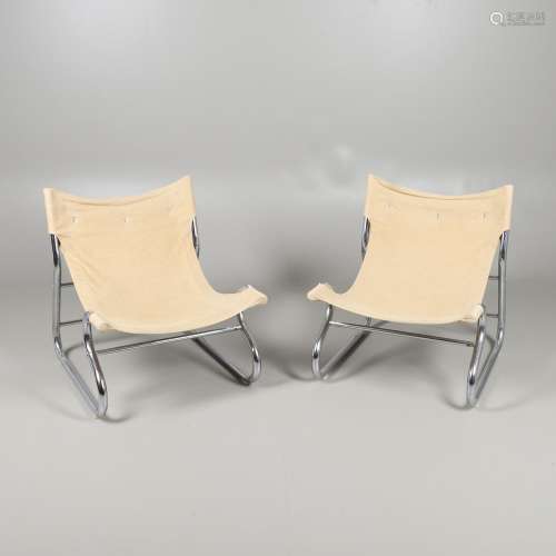 A PAIR OF MODERN CHROME & CANVAS CHAIRS.