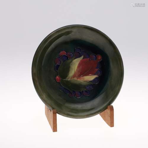 ANTIQUE MOORCROFT PLATE - LEAF & BERRY, ORIGINAL PAPER L...