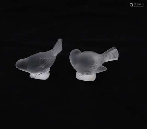 TWO LALIQUE GLASS BIRDS.