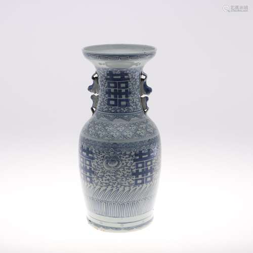 A 19THC CHINESE PROVINCIAL BLUE AND WHITE VASE.