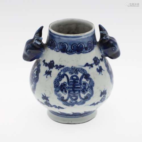 19THC CHINESE BLUE & WHITE PORCELAIN VASE.