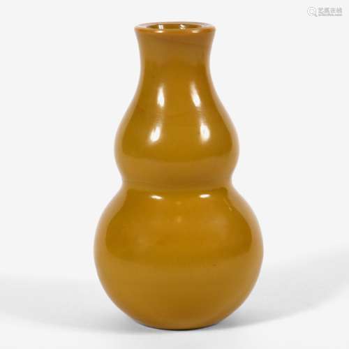 A CHINESE BEIJING GLASS VASE.