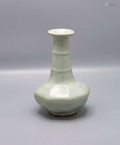 Oktogonale Seladon Vase / An octagonal Celadon vase, China, ...