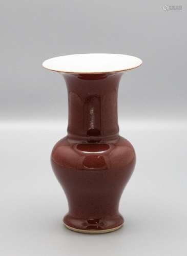 Kleine Ochsenblut Vase / A small 'Sang de Boeuf' vase, China...