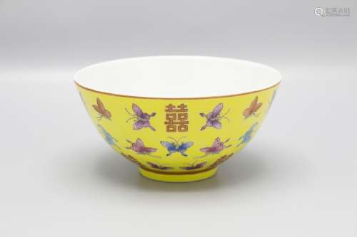 Gelbe Schale mit Schmetterlingsdekor / A yellow bowl with bu...