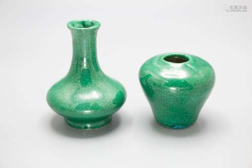 Paar kleine grüne Vasen / A pair of two small green vases, C...