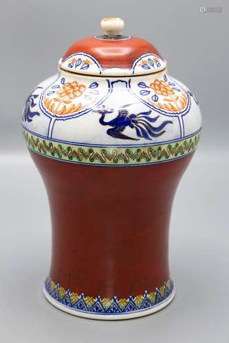 Deckelgefäß mit Pfauen / A lidded jar with peacocks, wohl Ja...