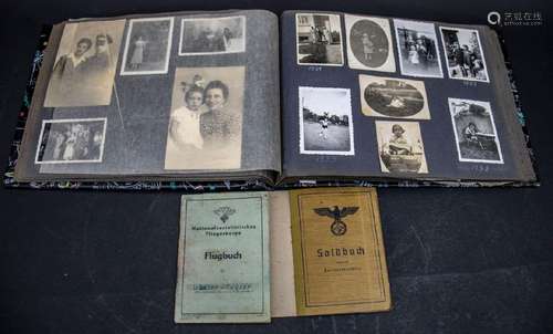 Konvolut Wehrmacht Fotoalbum und 2 Ausweise / A collection o...