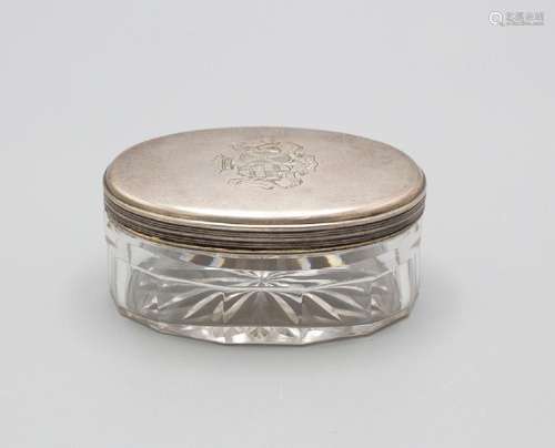 Ovale Glasdose mit Silberdeckel / A glass box with silver li...