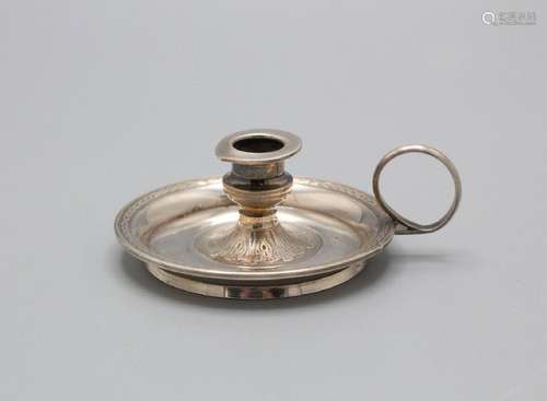 Miniatur Handleuchter / A miniature silver candle holder wit...