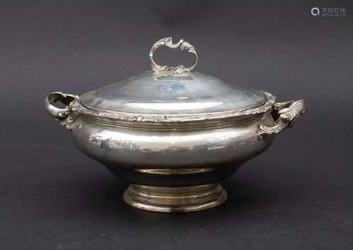 Deckelterrine / A covered silver tureen / Légumier en argent...