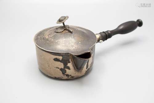 Kasserolle mit Deckel / A silver casserole / A silver saucep...