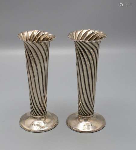 Paar Vasen / A pair of silver vases, Atkin Brothers, Sheffie...