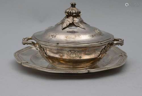 Legumier / Wöchnerinnenschüssel / A silver vegetable tureen ...