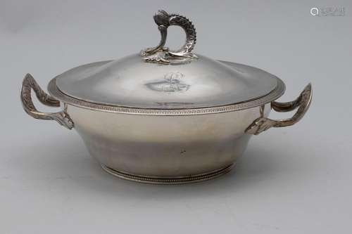 Legumier / Wöchnerinnenschüssel / A silver vegetable tureen ...