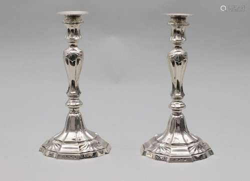 Paar Rokoko Silberleuchter / A pair of Rococo silver candles...