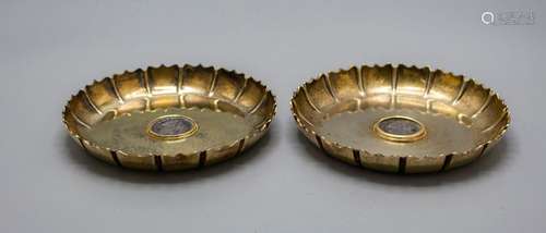 Paar Schalen mit antiken Silber Dukaten / A pair of silver d...