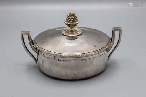 Deckelterrine / A covered silver tureen / Légumier en argent...