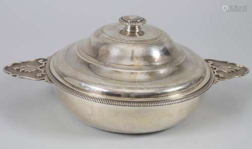 Legumier / Wöchnerinnenschüssel / Ecuelle / A silver tureen,...