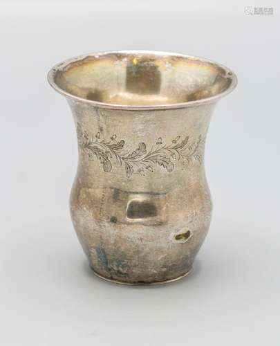 Kleiner Becher mit Eichenlaubdekor / A small silver beaker w...