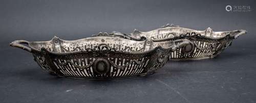 Paar Korbschalen / A pair of silver bread baskets, Hanau, um...