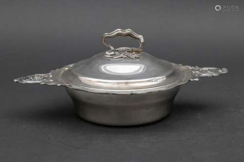 Deckelterrine / A covered silver tureen / Légumier en argent...