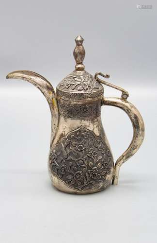 Teekännchen / A silver teapot, wohl Indien, 19. Jh.