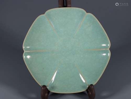 Ru kiln emerald green glaze with hexagonal tendon washing.