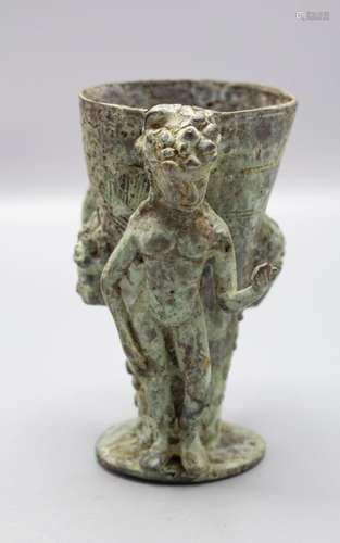 Römischer Bronzebecher / A Roman bronze beaker in dionystic ...