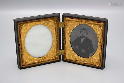 Daguerreotype-Etui mit Bienenkorb / A daguerreotype case bee...