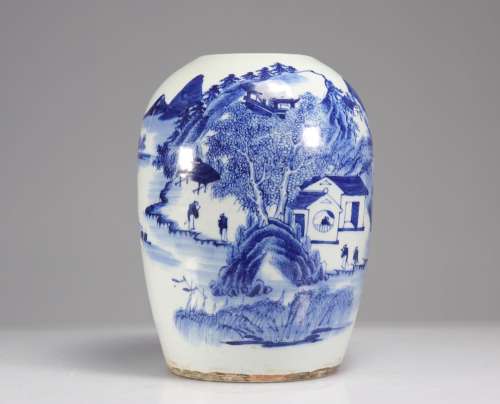 Vase en porcelaine de chine blanc bleu à décor de paysage<br...